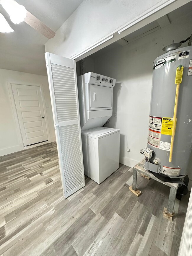 Building Photo - 600 W Mimosa St