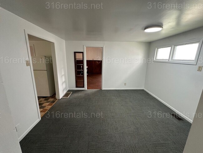 Building Photo - $1150- 3 bed 1 bath - Single Family Home