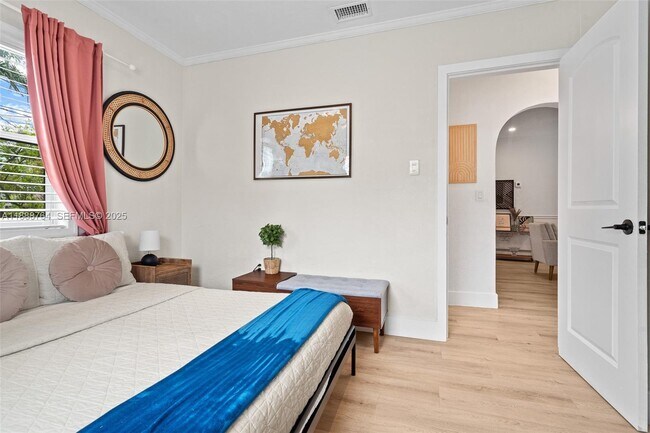 Building Photo - 1636 Arthur St