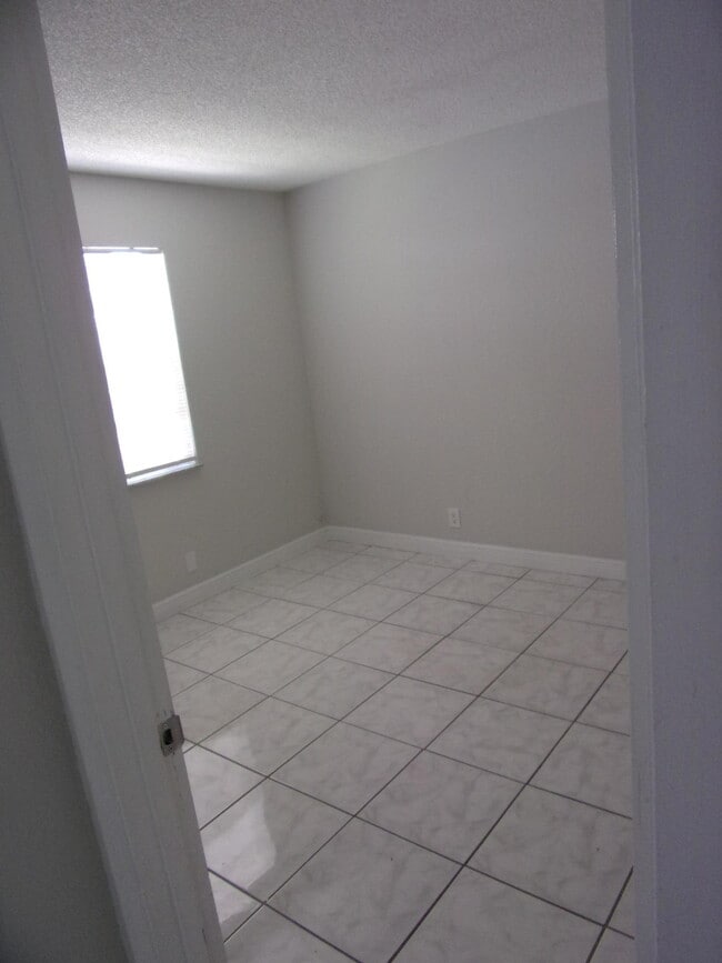 Building Photo - 1505 SE Royal Green Cir