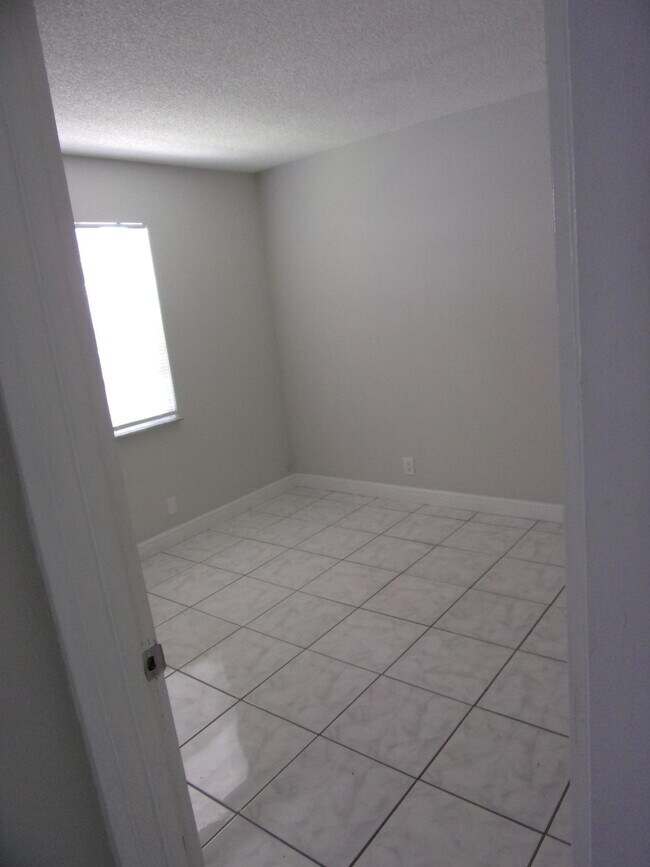 Building Photo - 1505 SE Royal Green Cir