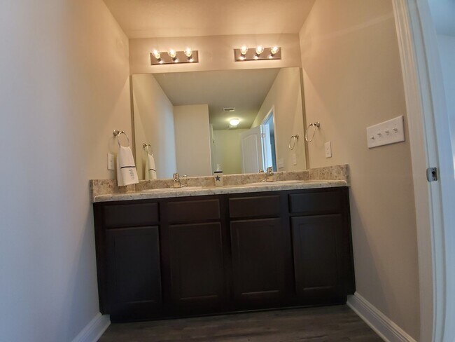 Building Photo - 5764 Callaway Cir