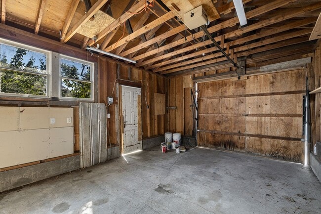 Building Photo - Inviting 3 Bed, 1 Bath Home in Roslyn, Whe...