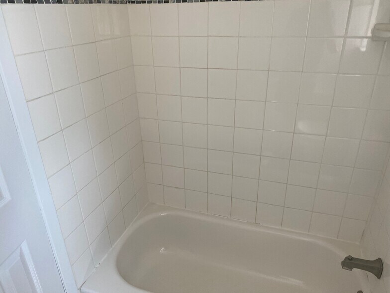 Bath/Shower - 544 Broad St