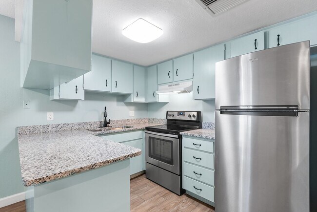 Building Photo - ONE BEDROOM APARTMENT AVAILABLE!