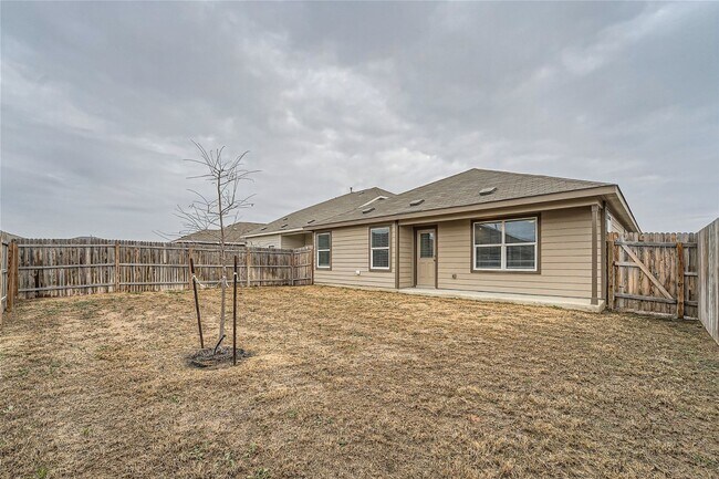 Building Photo - 3 bedrooms with 3.5 bathrooms! BONUS ROOM ...