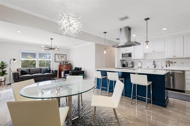 Building Photo - 2914 W Lake Ave