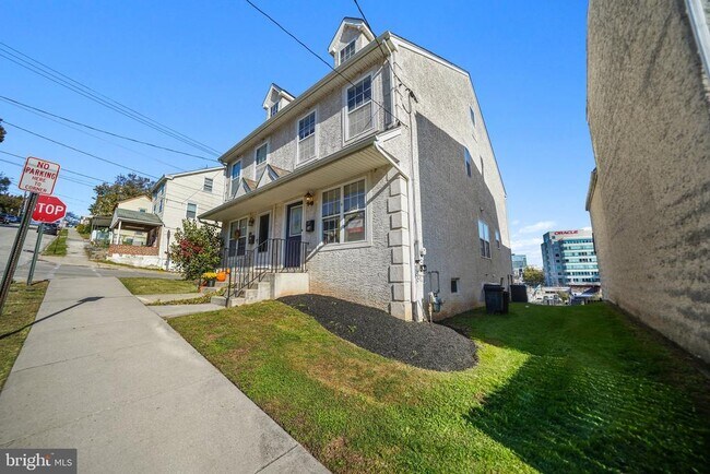 Building Photo - 24 Merion Ave