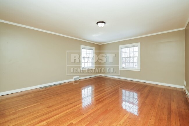 Building Photo - 4 bed 2.5 Bath Single Family Home Available in Dayton