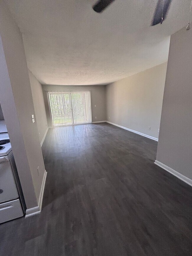 Building Photo - Great Location!