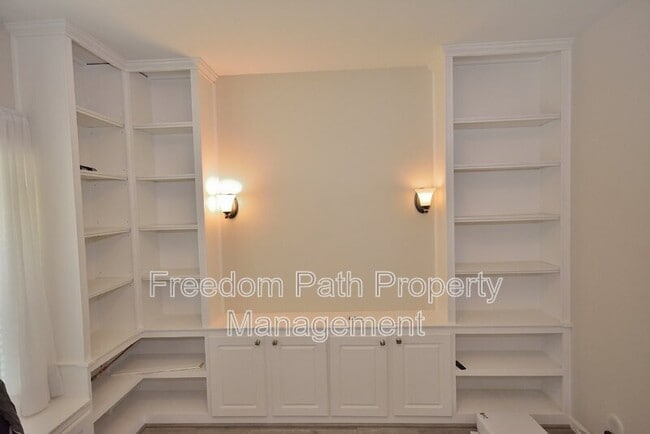 Building Photo - 2575 W Palais Dr