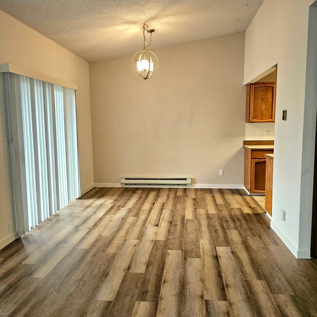 Building Photo - Charming, bright and peaceful condo close to ferries and shopping in Kingston!