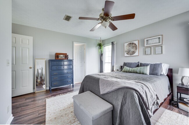 primary bedroom - 601 Hardin Shire Dr
