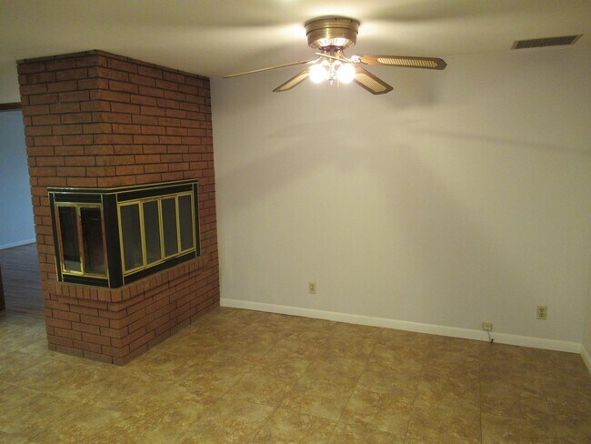 Building Photo - Four Bedroom Home in the Hills of South Salem