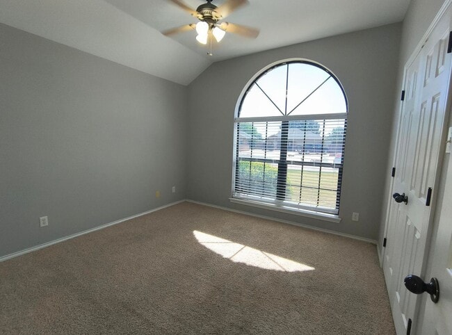 Building Photo - Beautiful 3 bedroom and 2 bath in a Quiet Cul-de-Sac in the Bluffs!