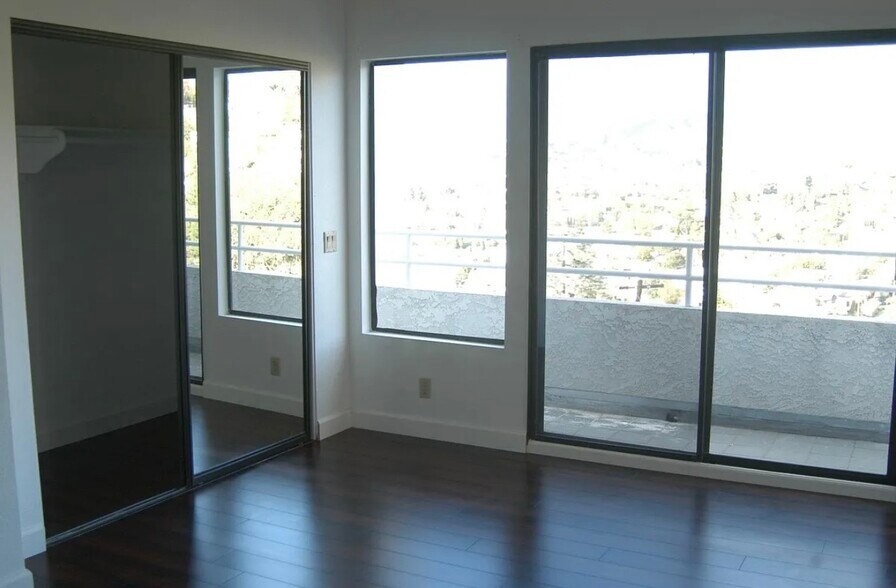 Building Photo - 1425 Columbia Dr