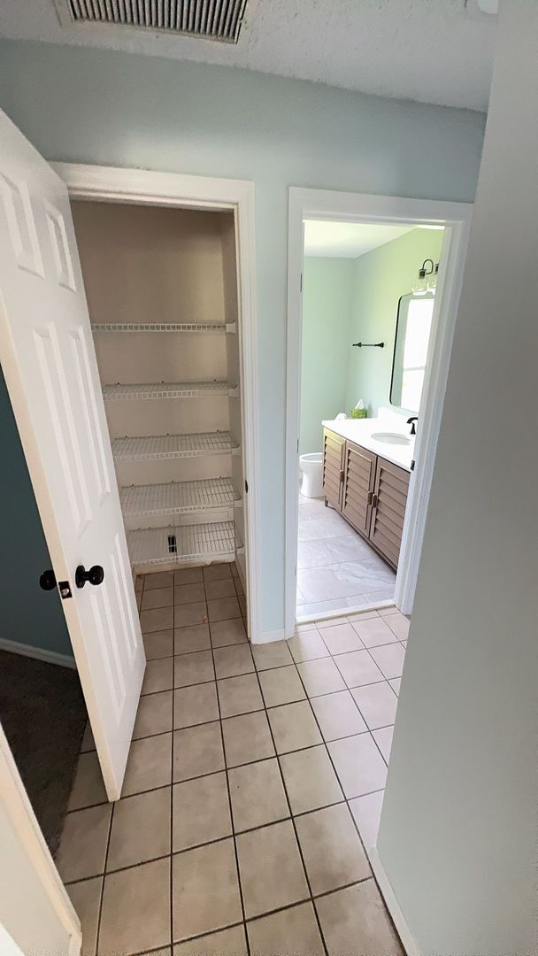 Building Photo - For Rent: A dazzling 5-bedroom, 3-bathroom...