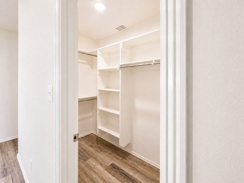 Building Photo - 1011 S Benchmark Ln