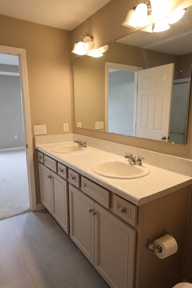 Building Photo - 1899 Lakecrest Dr