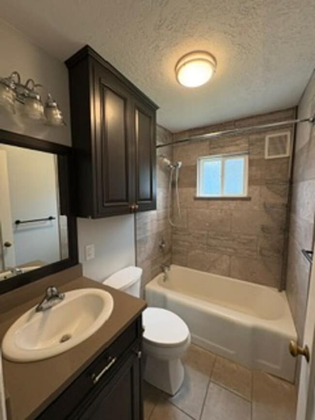 Building Photo - Newly updated 2 bedroom in excellent location!!