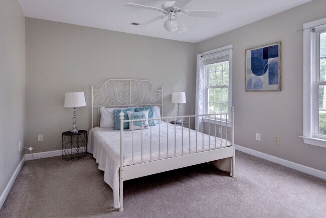 Building Photo - Spacious 5BR/4BA Home in Yorktown – Convenient Location and Comfortable Living