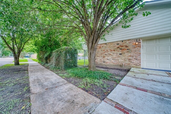Building Photo - 5911 Dawnridge Dr