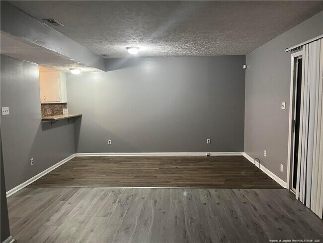 Building Photo - 405 Kirkcaldy Ct