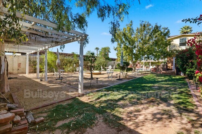 Building Photo - 525 W Lynwood St