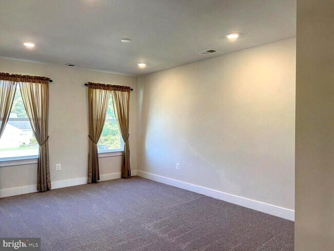 Building Photo - 521 Davis Fls Dr