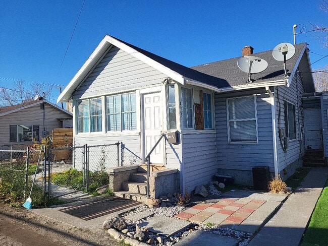 Primary Photo - 4381/2 14th St - 2BR house behind Victorian Square in Sparks