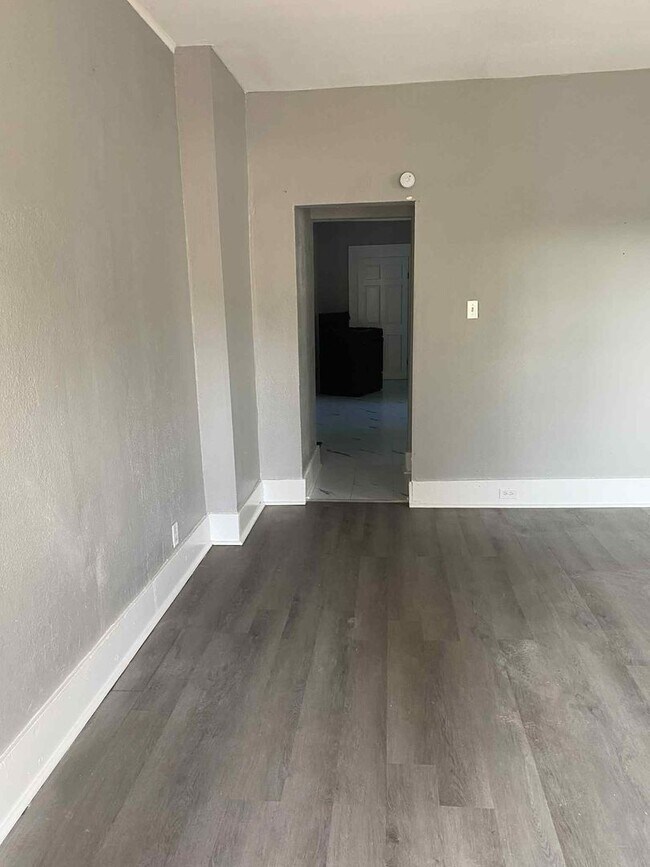 Building Photo - Newly Updated Spacious 5 bedroom 1 bathroom house for rent in Glassport!