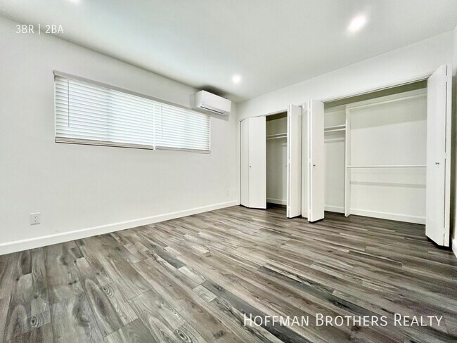 Building Photo - 1028 S Sherbourne Dr