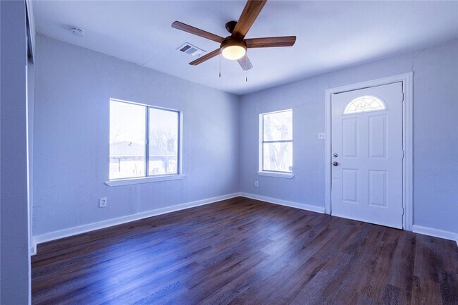 Building Photo - 2304 Thrasher Ln