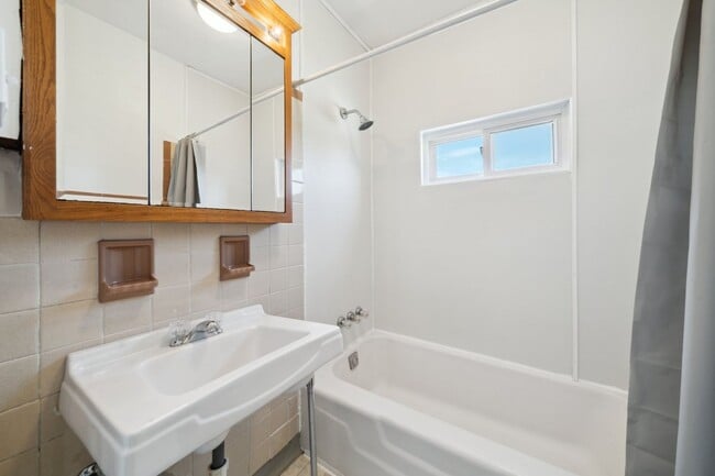 Building Photo - Stunning 3 Bedroom home in Greensburg Avai...