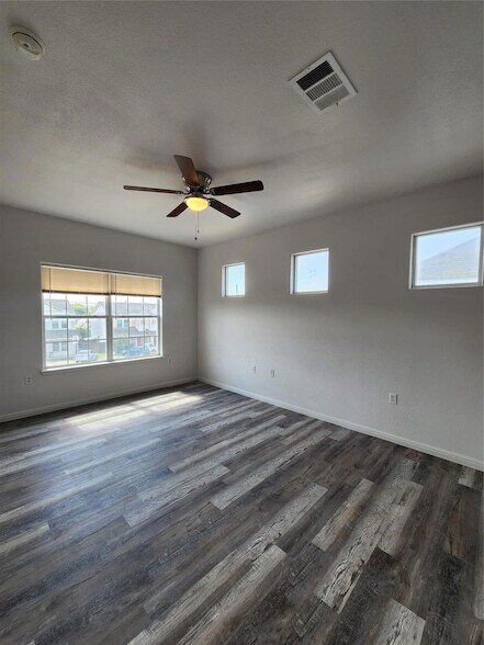 Building Photo - 7516 Lazy Creek Dr