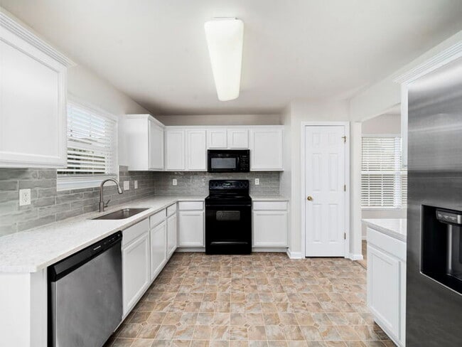 Building Photo - Spacious and Move-In Ready Home! - Fenced Yard!