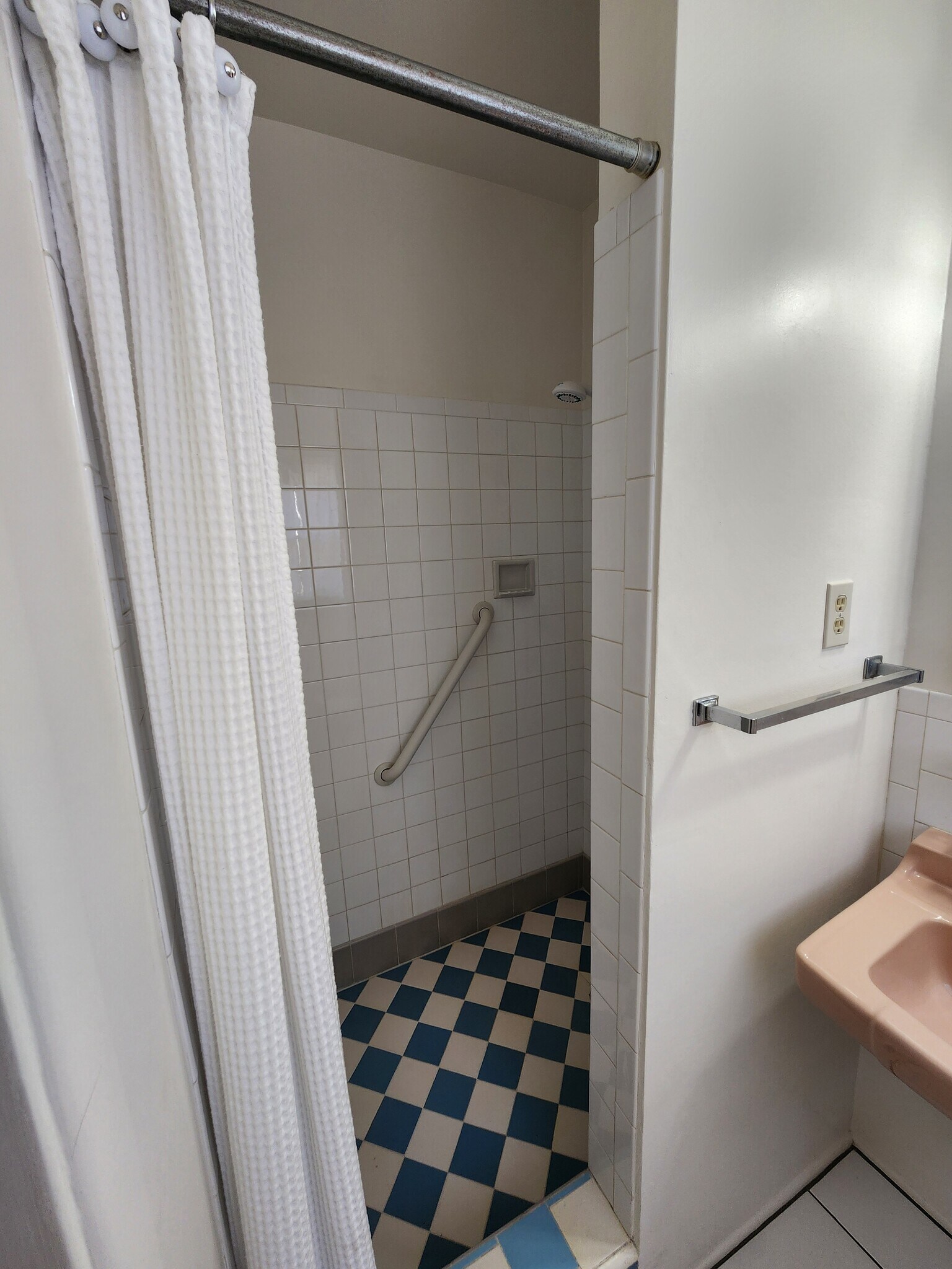 Stand up shower - 1107 Florida St