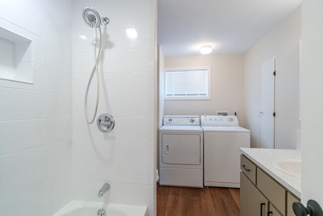 Building Photo - Huge Kitchen, 1000 sq ft Shop/Garage, Remodeled 3 bedroom