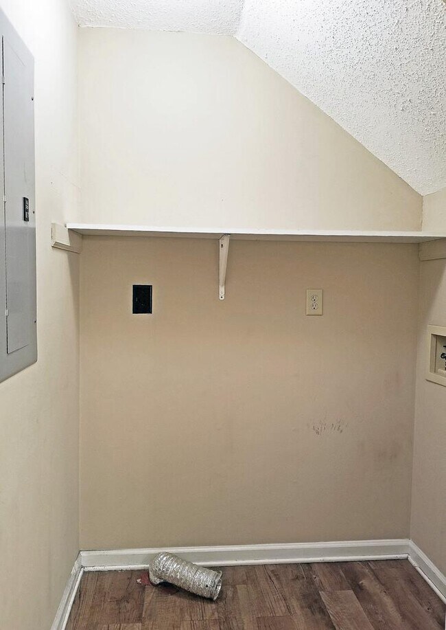 Building Photo - 807A Edgemont Terrace SW