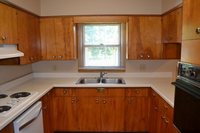 Building Photo - Nice 3-4 Br, 2 Bath Ranch style home, fenced in yard, garage, patio, full basement
