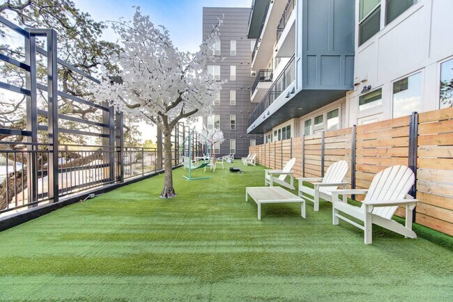 Building Photo - 1111 Shepherd Dr