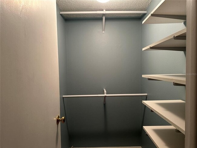 Building Photo - 209 NE Lincoln Cir N