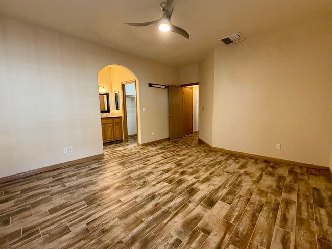 Building Photo - 1100 W Vulcan Ave