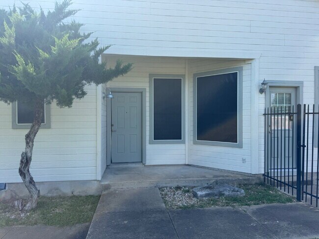 Building Photo - 2-Bed 2-Bath 1-Car Garage easy access to W...