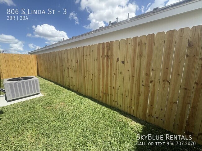 Building Photo - 806 S Linda St