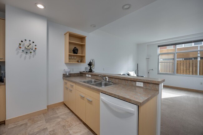 Building Photo - 309 W Washington Ave