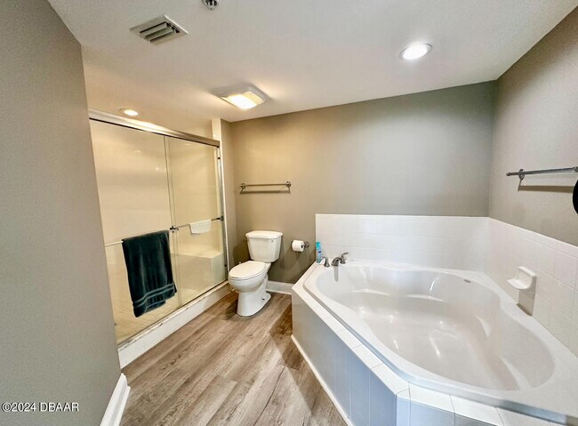 Building Photo - 4670 Links Village Dr