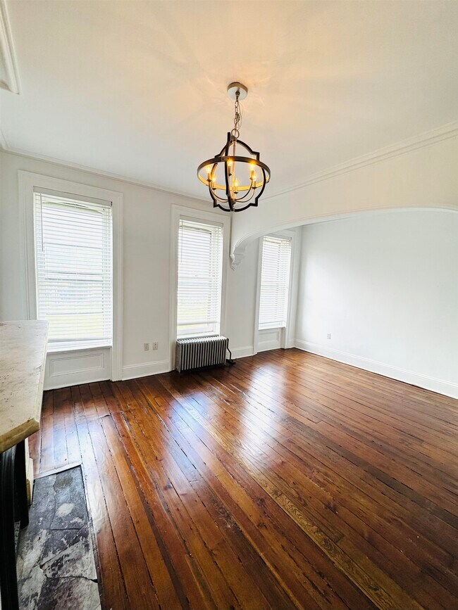 Building Photo - 252 Suydam Ave