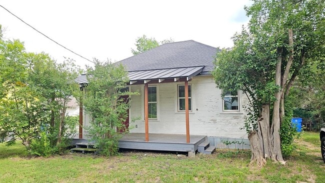 Building Photo - 917 W 6th St