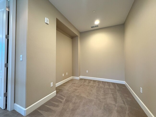 Building Photo - Charming Modern 2 Story Townhome in San Jo...